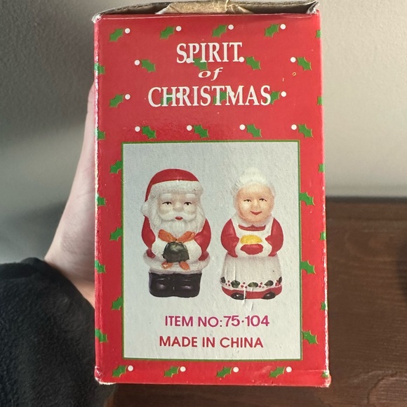 Vintage spirit of Christmas ceramic Santa and Mrs claus salt and pepper shakers - Picture 2 of 8